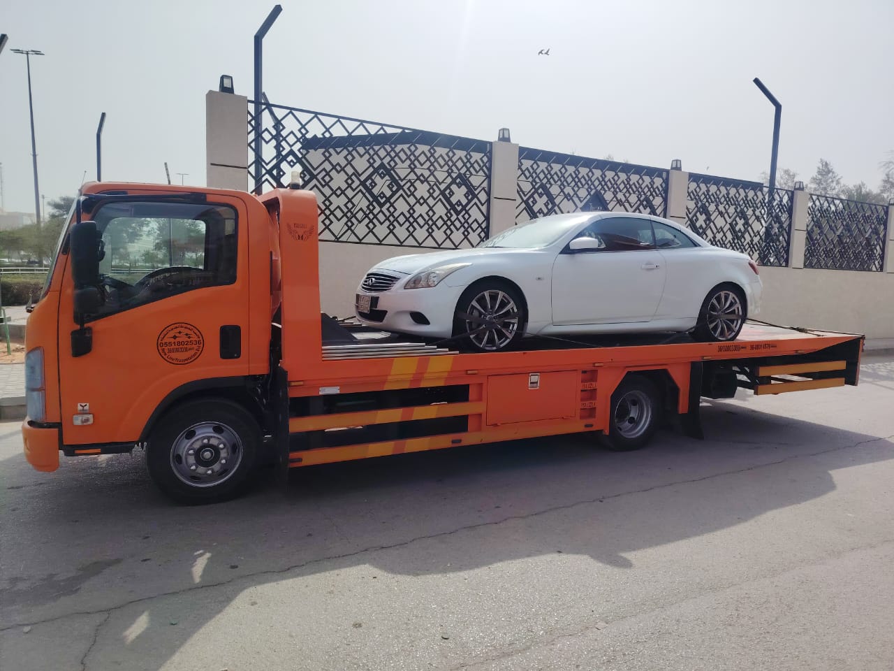 سطحة احترافية تنقل سيارة فاخرة أمام فيلا سكنية