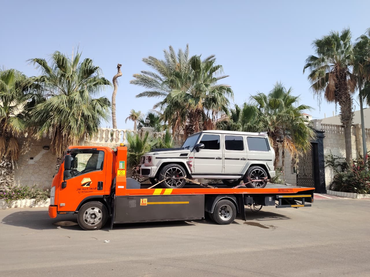 سطحة هيدروليك حمراء تنقل سيارة BMW فاخرة في الأحساء